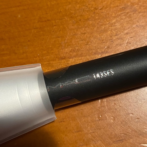 MAC Medium Face Fan Brush 143SES - Picture 7 of 11